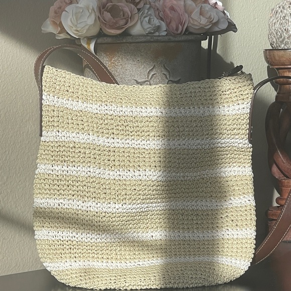 Source Unknown Handbags - Boho 100% Straw Crossbody. Floral design on strap